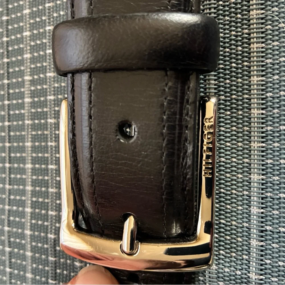 Tommy Hilfiger Men’s Black Leather Belt with Silver Buckle (M 30-32)